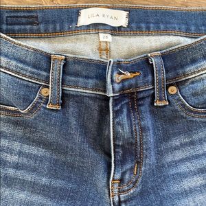 Distressed jeans size 28